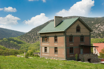 Fototapeta na wymiar Country house in mountains