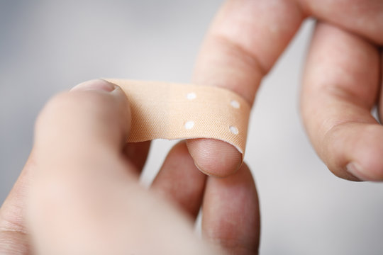 Bandaging finger