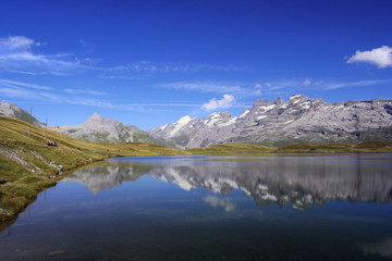 Fototapeta na wymiar Blue mountains lake