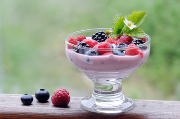 yogurt con frutti di bosco