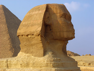 Fototapeta na wymiar Sfinks i piramidy w Gizie.