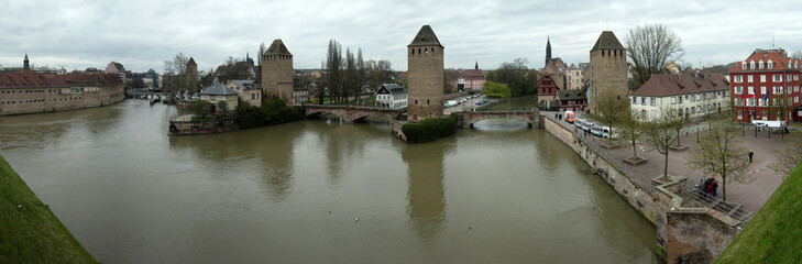 Fototapeta na wymiar Panorama sur Strasbourg, quai et barrage Vauban