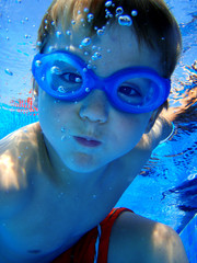Junge unter Wasser im Schwimmbad