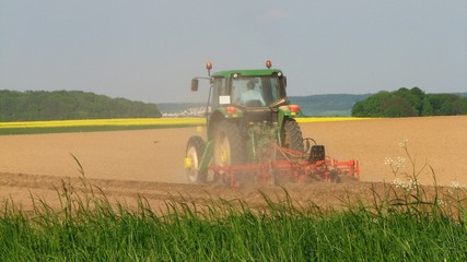 Obraz premium Travaux des champs: la herse