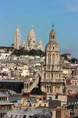Fototapeta na wymiar Kościoły podnoszenie powyżej panoramę Paryża