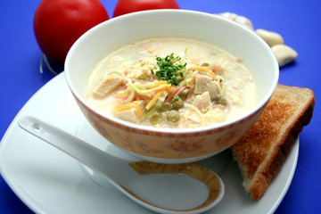 Bunte Nudelsuppe