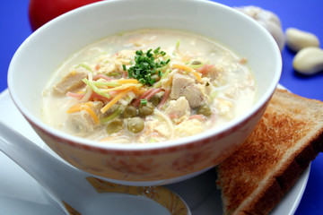 Bunte Nudelsuppe
