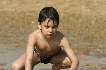 petit gar&ccedil;on entrain de jouer sur la plage