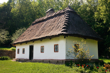 Fototapeta na wymiar old traditional ukrainian house with thatched roof
