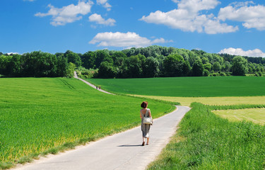 Fototapeta premium frau beim spaziergang 