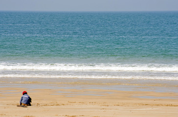 Fototapeta na wymiar enfant sur la plage
