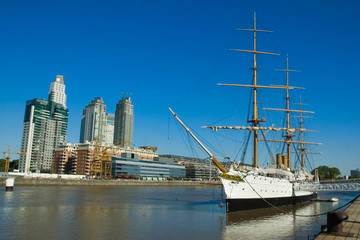 Fototapeta na wymiar Stare fregata. Port Buenos Aires.