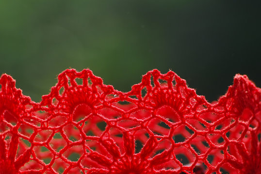 puntilla roja en fondo verde