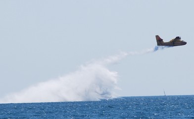 Canadair en fin de larguage