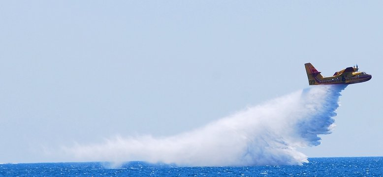 Canadair qui largue son eau