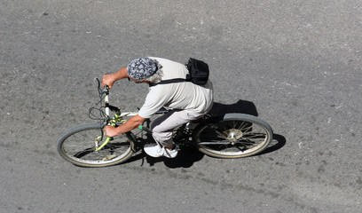 hombre paseando en bicicleta