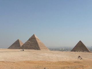Fototapeta na wymiar Piramidy na płaskowyżu Gizy