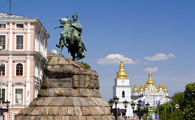Obraz premium Monument of Bogdan Khmelnitsky and Mikhailovsky monastery
