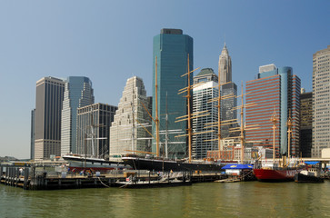 Fototapeta na wymiar Łodzie i budynków w South Street Seaport w Nowym Jorku