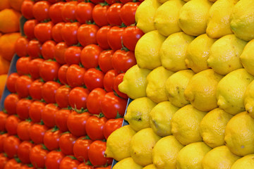 Citrons et tomates sur le marché