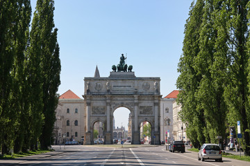 Fototapeta na wymiar Leopold street Monachium i Brama Victory