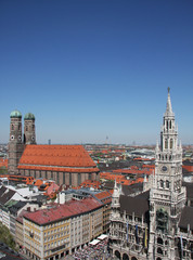 Fototapeta na wymiar Monachium - Nowy Ratusz i Frauenkirche