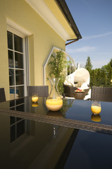 Orangensaft am Frühstückstisch