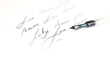 Kalligraphie Schreibfeder mit Text Liebe