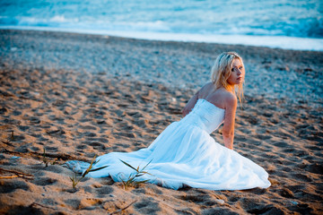 Fototapeta na wymiar Bride at beach