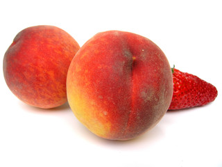 Pfirsiche mit Erdbeere