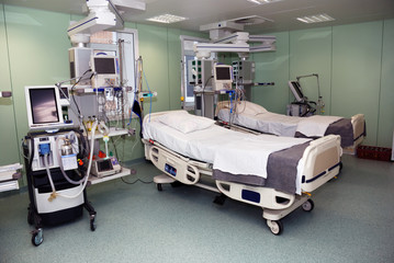 empty intensive care ward in a hospital - obrazy, fototapety, plakaty