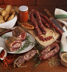 composizione ambientata di salumi