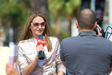 caméraman et sa presentatrice tv