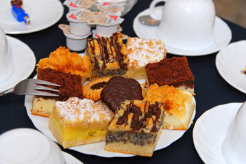 Kuchenstücke, Teller, Gabel, lecker