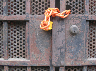 serrure sur ancienne porte