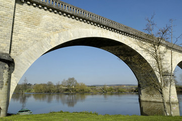 Fototapeta premium pont sur la creuse
