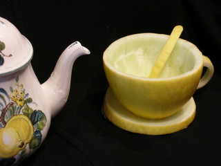 Teekanne mit Tee Tasse aus Melone