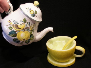 Teekanne mit Tee Tasse aus Melone
