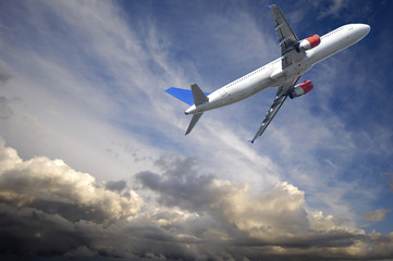 Fototapeta na wymiar Escape Samolot z ciemnych chmur grzmotu