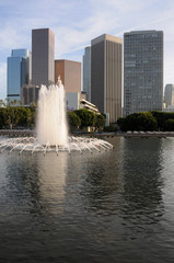 Obraz premium Los Angeles skyline and fountain plus reflection