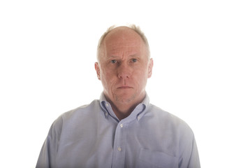 Obraz premium Poważny mężczyzna w niebieskiej koszuli