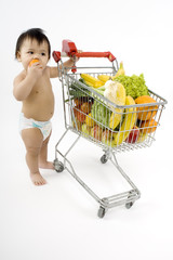 Baby mit Einkaufswagen