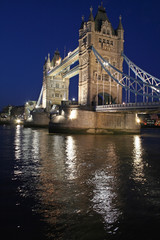 Fototapeta na wymiar Le Tower Bridge de Londres de nuit