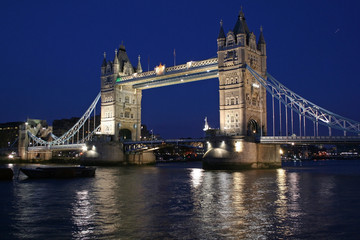 Fototapeta na wymiar Le Tower Bridge de Londres de nuit