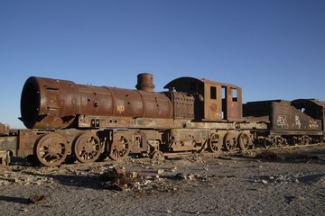 Fototapeta na wymiar Verrostete Dampflokomotive in Bolivien