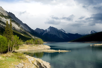 Fototapeta na wymiar Medicine Lake w Jasper National Park, Canadian Rockies