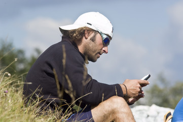 Wanderer kommuniziert während einer kleinen Pause
