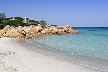 Smaragdk?�ste auf Sardinien.