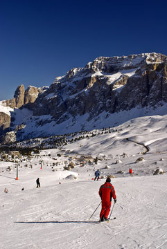 Sciatori sulle piste del passo Sella