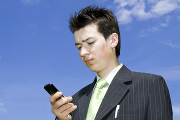 Naklejka premium Businessman with cellphone